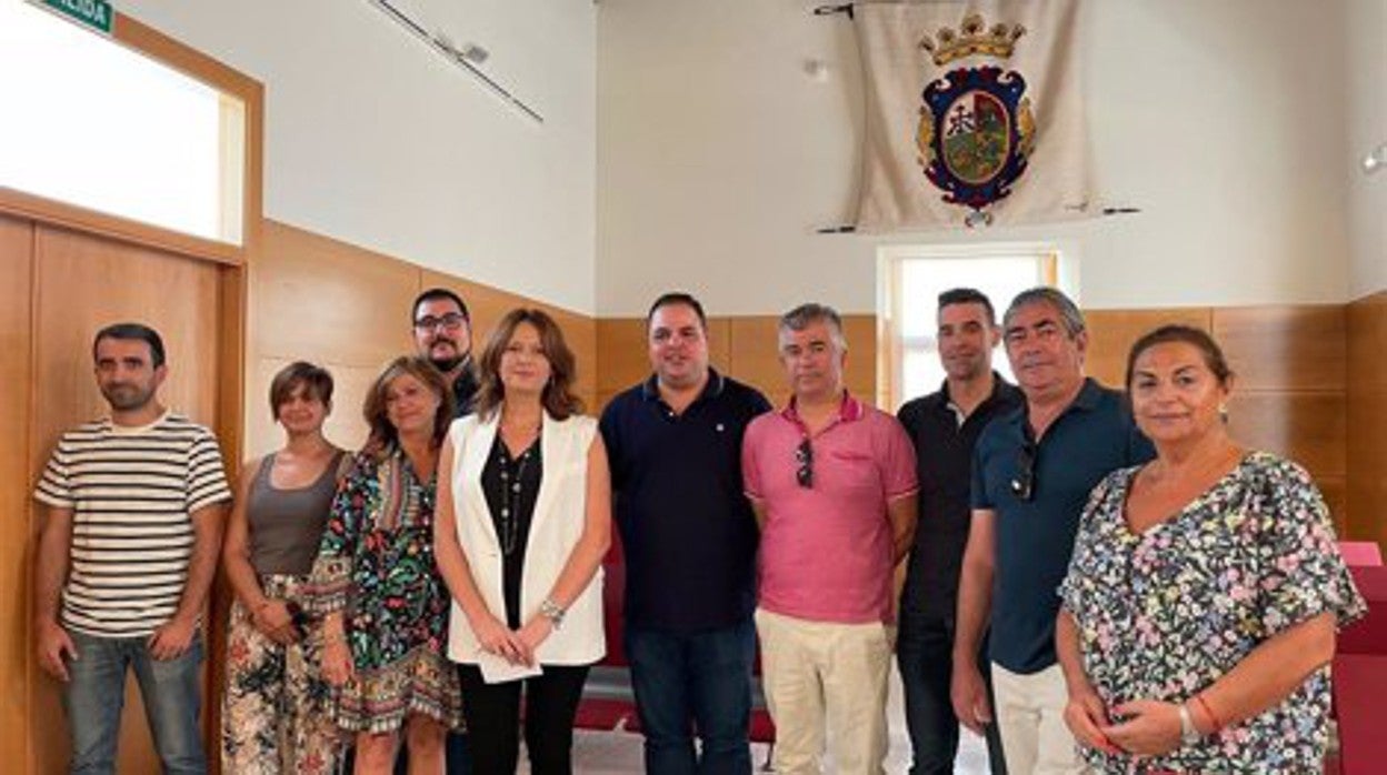 En el centro, Víctor Torres y Emilio Torres, junto a concejales socialistas de Martos