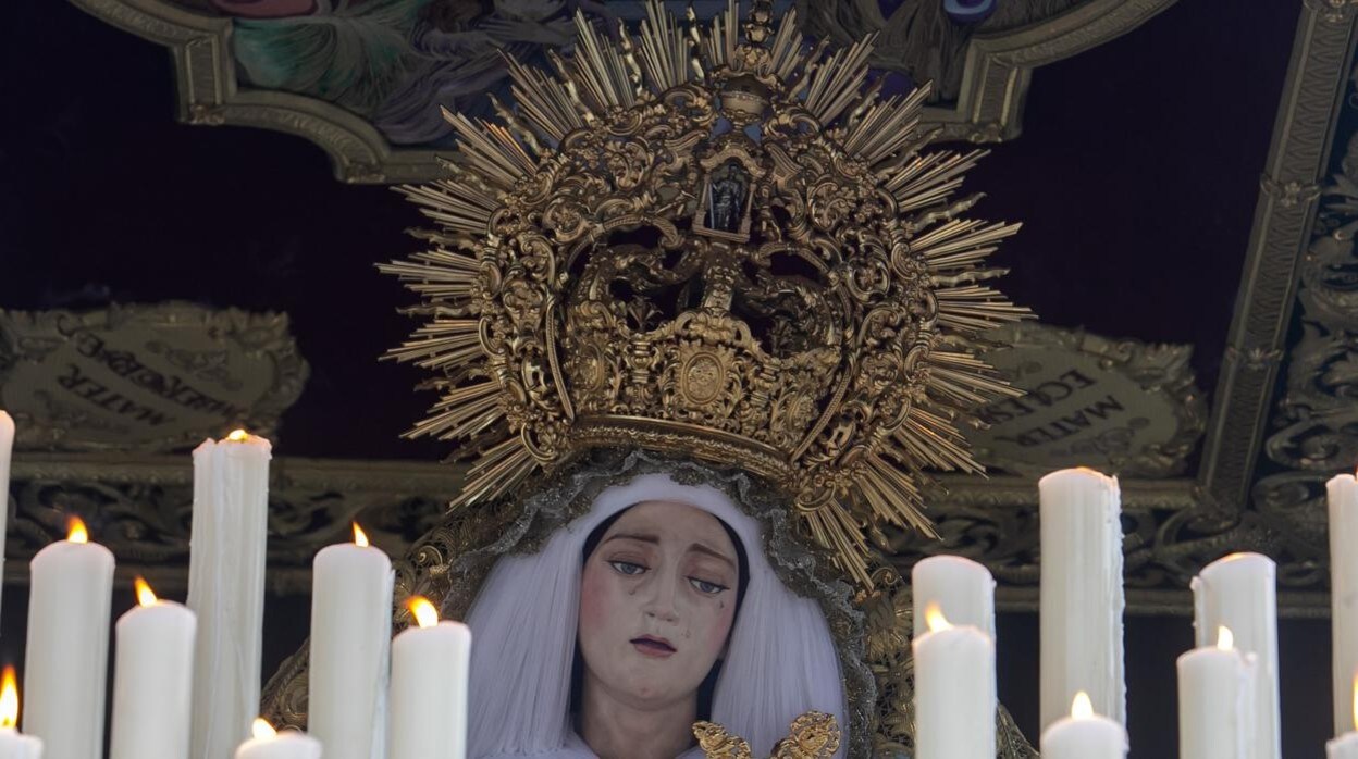 La Virgen del Dulce Nombre, en su palio, que lució las nuevas cartelas bordadas el pasado Lunes Santo