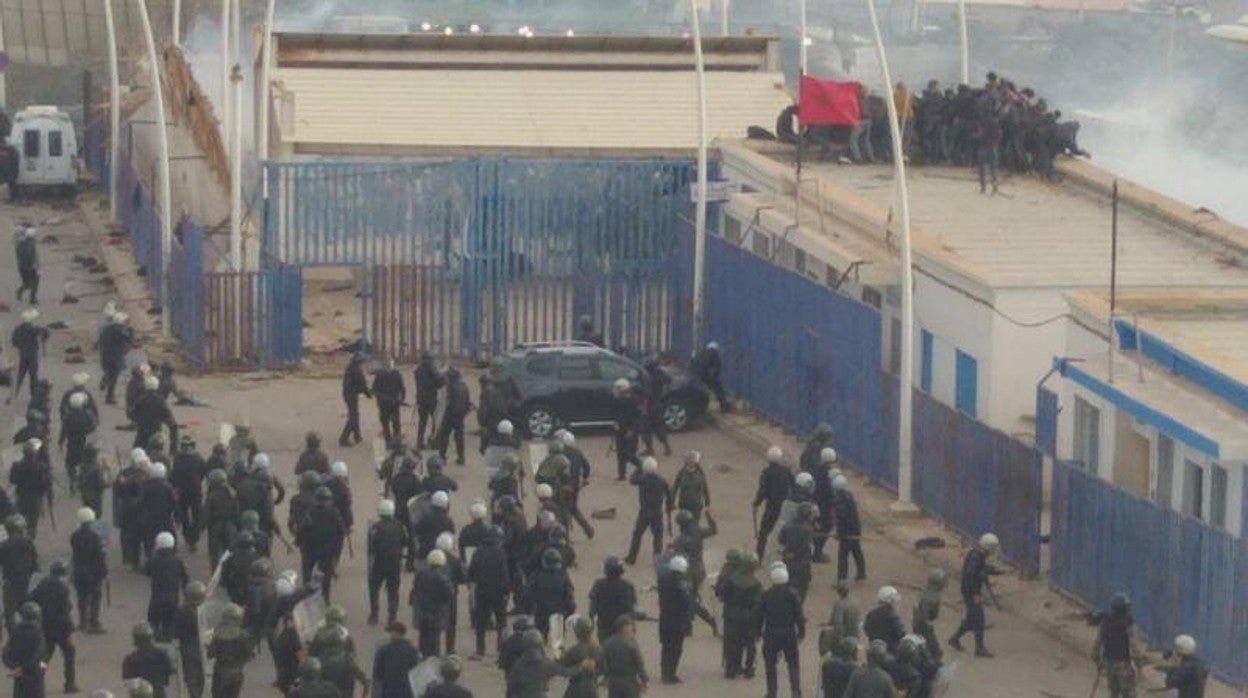 Fotografías tomadas el 24 de junio durante el asalto de cientos de emigrantes subsaharianos a las vallas que rodean a esa ciudad.