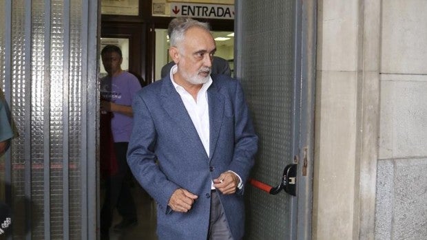 El fiscal niega que se violara la intimidad del ex alto cargo que frecuentaba puticlubs con dinero público