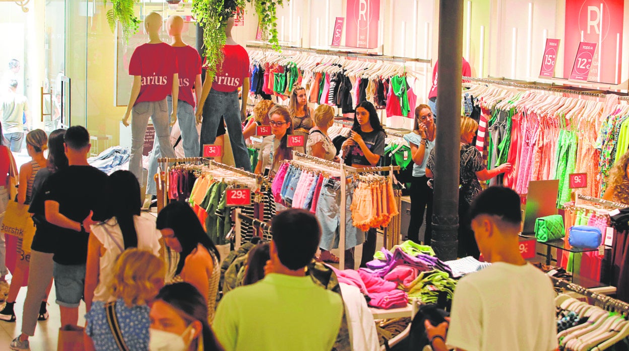 Una tienda en Córdoba durante las rebajas de este verano