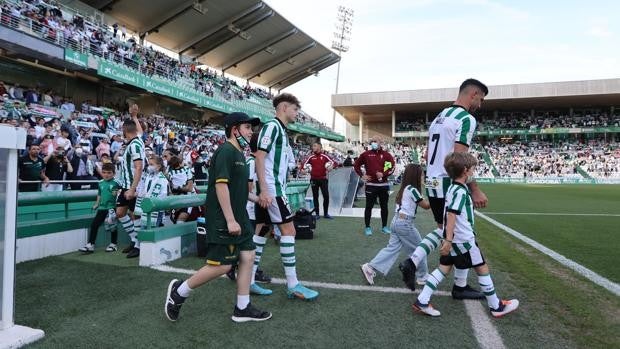 El Córdoba CF inaugura la temporada con cuatro caras nuevas y ocho bajas