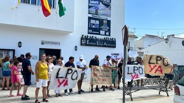 Afectados protestan por el «bloqueo» de la licencia para ocupar sus viviendas acabadas en Zahara de los Atunes