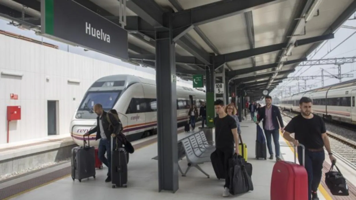 Pasajeros en la estación de trenes de Huelva