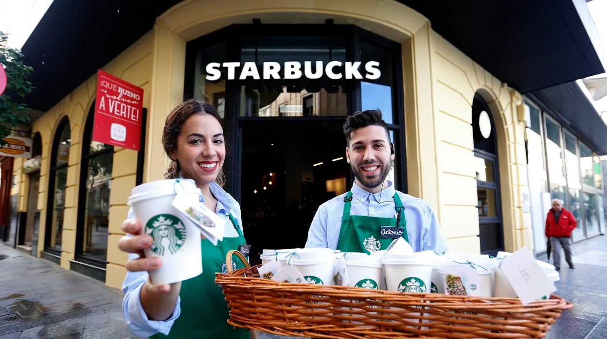 Dos empleados de Starbucks en la inauguración de su primera tienda en Las Tendillas