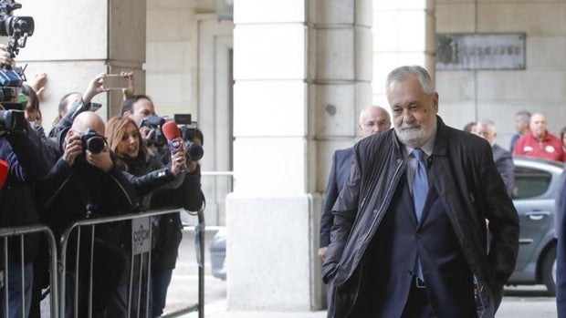 Las dos magistradas discrepantes creen que Griñán «ni intervino ni conoció» el fraude de los ERE