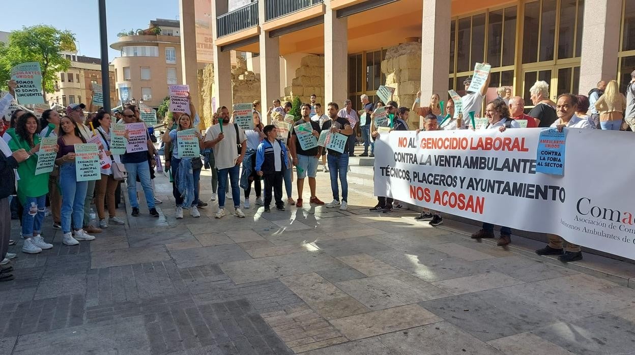 Concentración de los ambulantes este lunes ante el Ayuntamiento de Córdoba