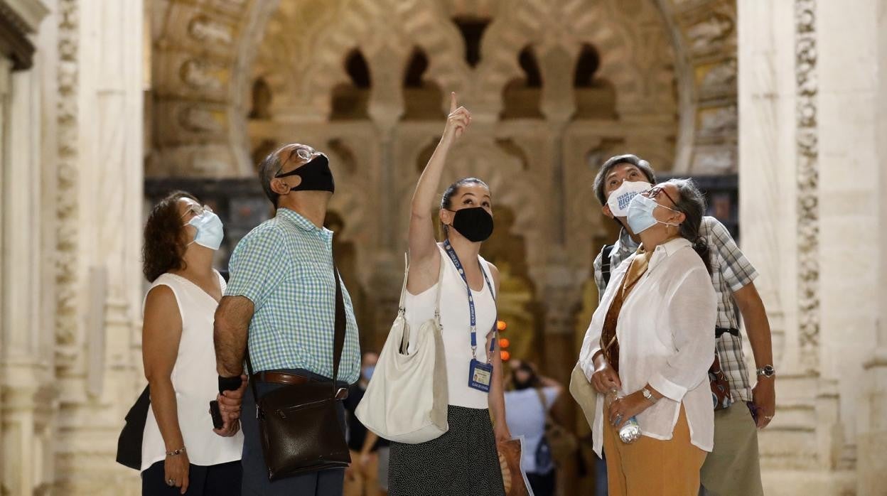 Una guía muestra la Mezquita-Catedral de Córdoba a turistas