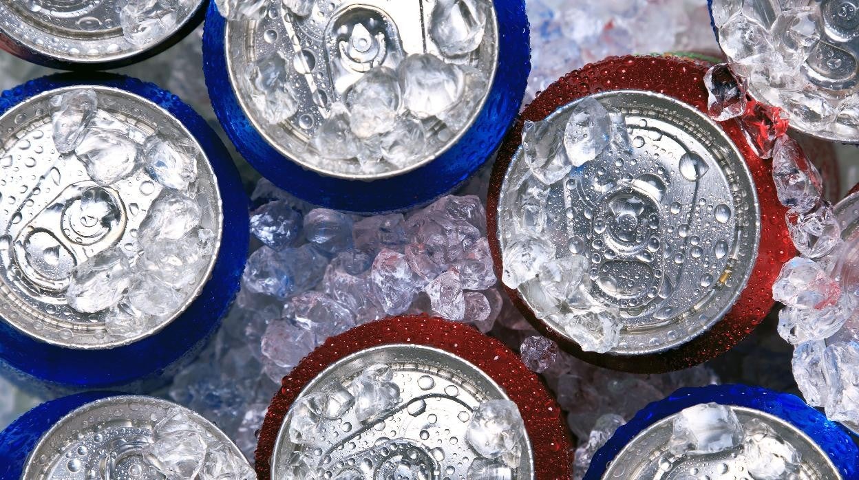 Latas de refresco.