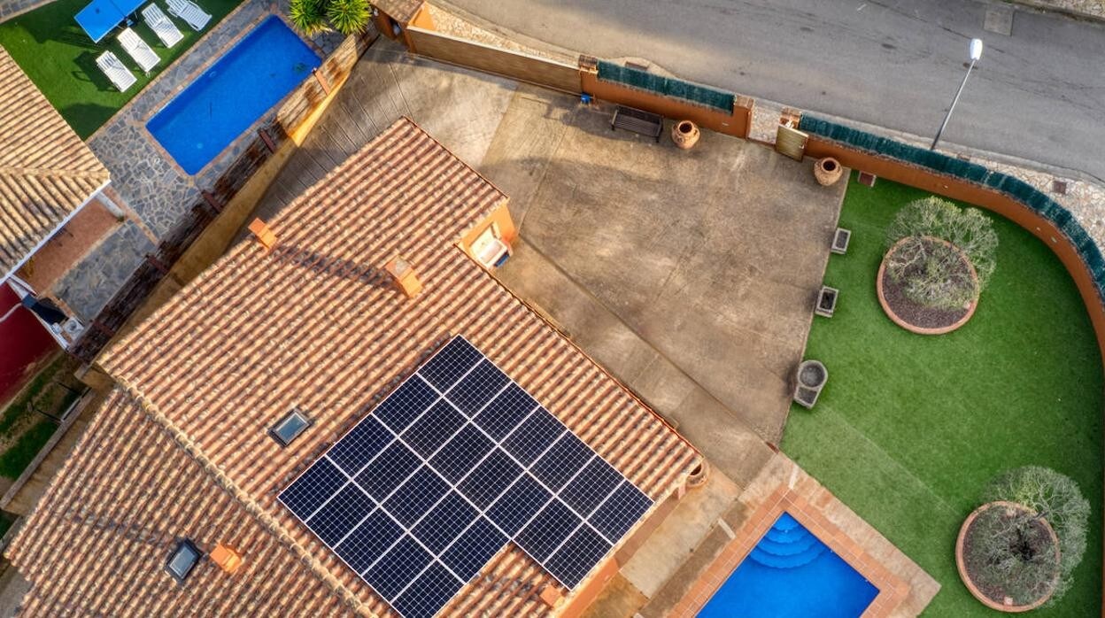Instalación de paneles solares en un chalé particular.