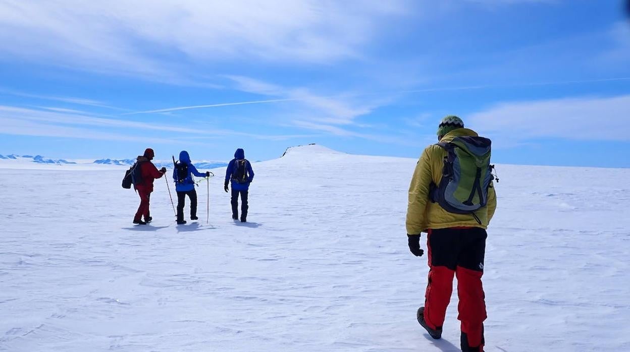 La expedición se acerca al mazizo, donde antes había una planicie.