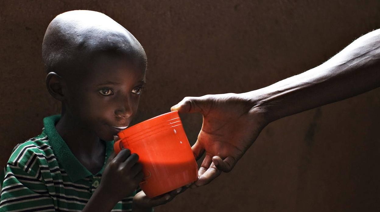 Un niño con desnutrición bebe leche en un centro de Congo.