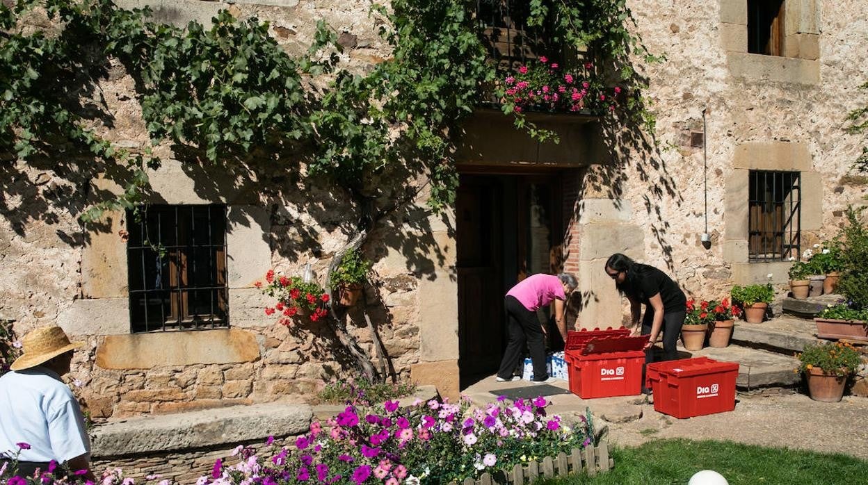 Reparto de comida a domicilio en la iniciativa social 'La Exclusiva', de Día.