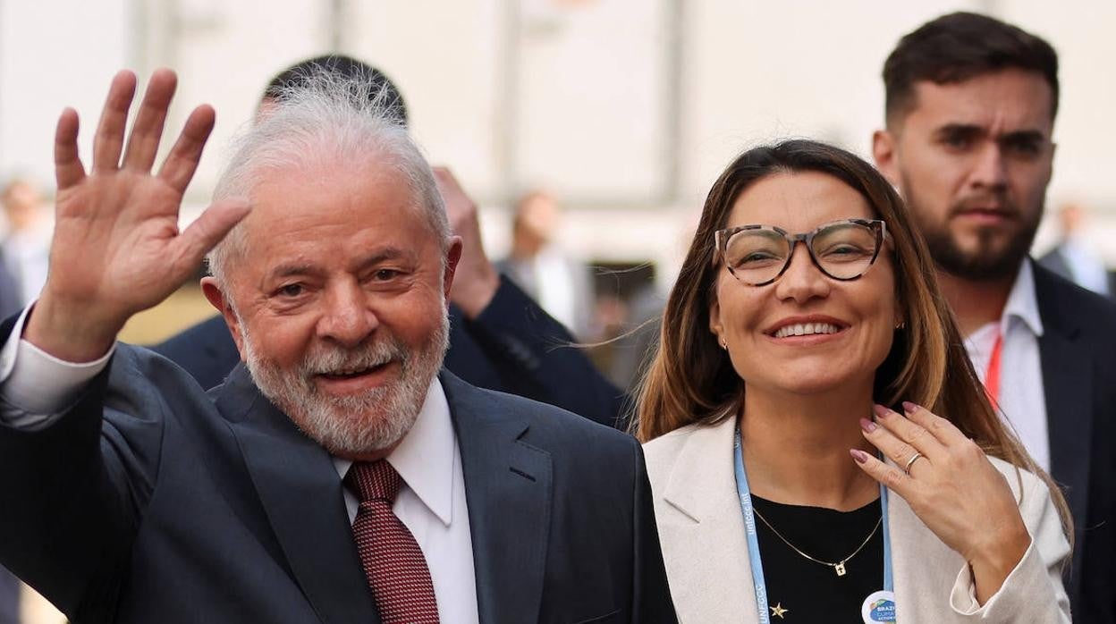 Lula da Silva, junto a la ministra de Medio Ambiente de Brasil, visita la COP27 en Sharm El-Sheik.