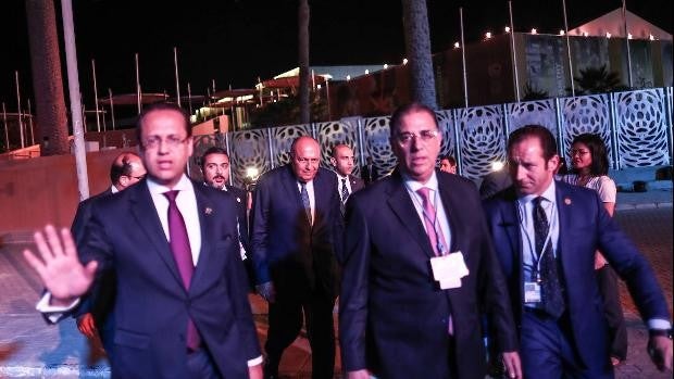 La presión para firmar un acuerdo con más ambición climática retrasa el fin de la COP27