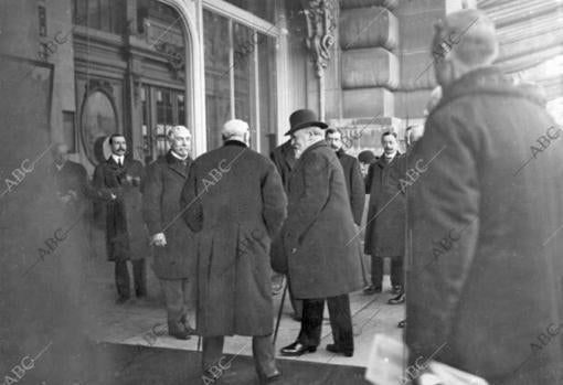 El rey Eduardo de Inglaterra entrando en la estación del Quai D&#039;Orsay