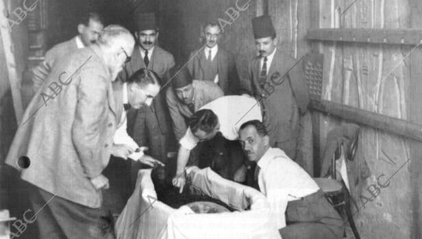 Lord Carnavon y Howard Carter inspeccionan el sarcófago de Tutankamón