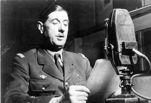 El general De Gaulle, en uno de sus famosos discursos por radio