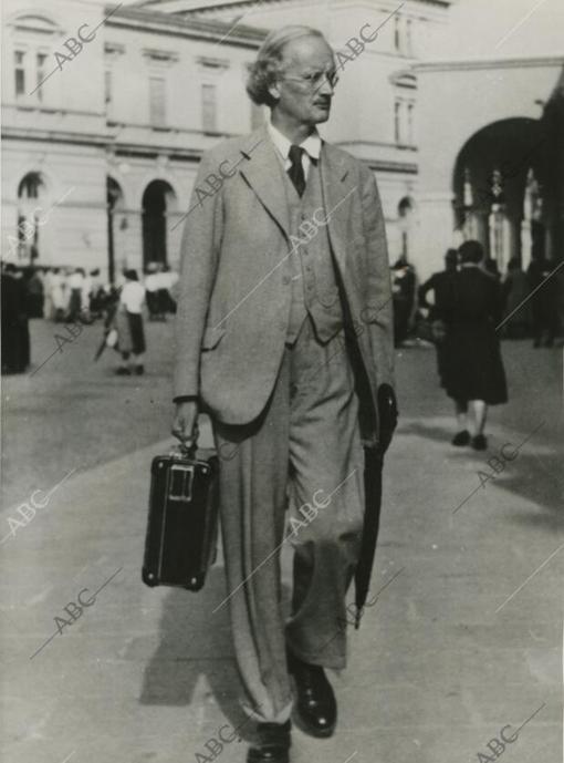 El profesor Piccard caminando por las calles con su habitual paraguas y maletín