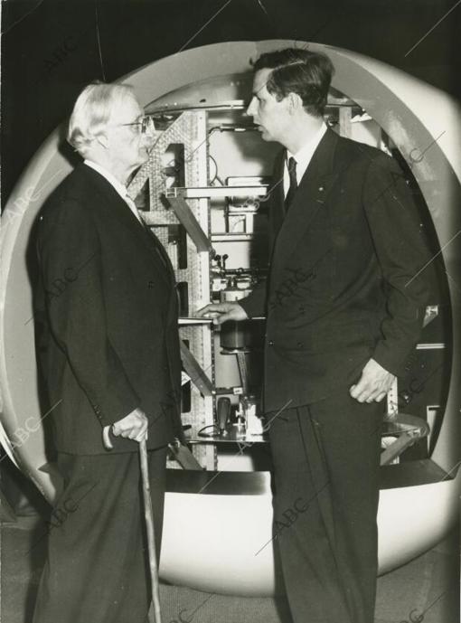 Auguste Piccard y su hijo Jacques, posan ante una maqueta del batiscafo que inventaron