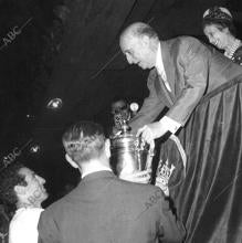 Franco entrega la copa a Gento, capitán del Real Madrid