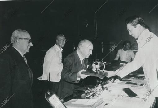 El presidente Ferdinand Marcos recibe en audiencia a Rogelio Vigil de Quiñones