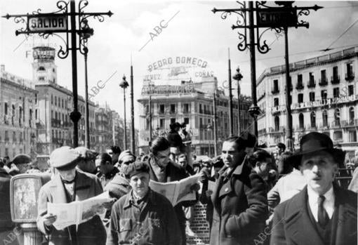 Ciudadanos leyendo ABC en la Puerta del Sol