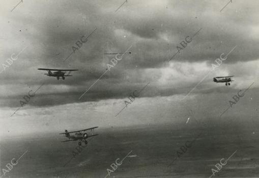 El «Cuatro Vientos» (arriba, izquierda), escoltado por aviones cubanos a su llegada a La Habana