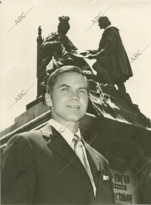 John Paul Paine ante la estatua de Colón y la Reina Isabel de Granada