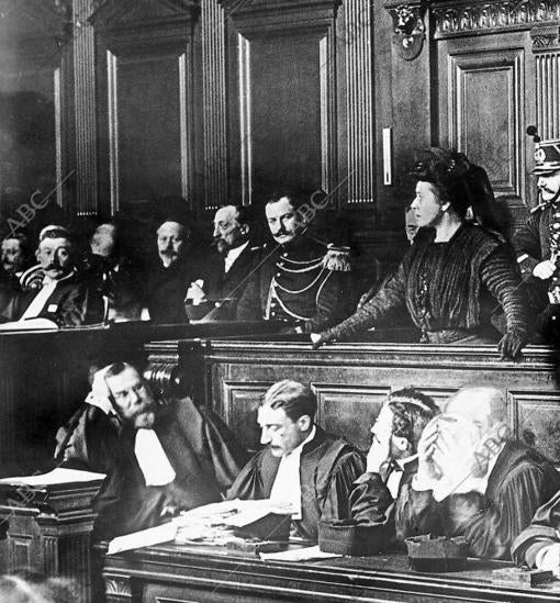 Marguerite Steinheil en la audiencia durante una de las sesiones del juicio
