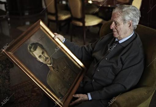 Azcárraga contempla en 2009 un retratoen el que se le ve vestido de alférez