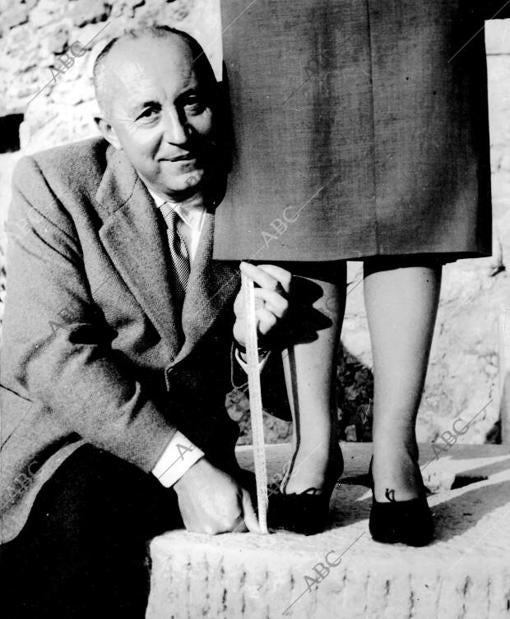 Christian Dior mide en 1949 la falda que ha diseñado para la próxima temporada