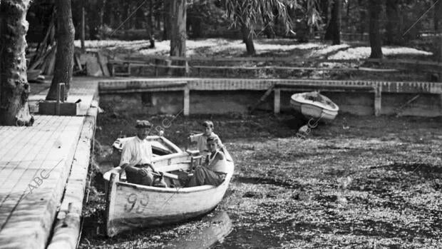Las filtraciones, el calor y la falta de agua casi secaron el estanque del Retiro en 1935
