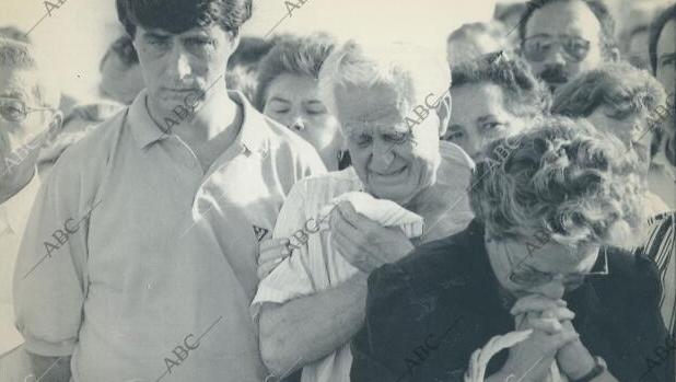 Escenas de dolor en el tierro por las víctimas de la matanza