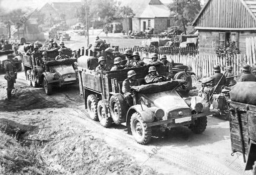 Las tropas alemanas motorizadas avanzan tras las divisiones panzer hacia el frente polaco en septiembre de 1939