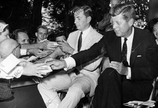 En la foto aparecen Vidal y Kennedy en plena campaña electoral, en 1960