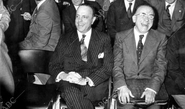 Manuel Fraga y Santiago Carrillo ríen en el club siglo XXI, dónde el segundo pronunció una conferencia y fue presentado por el primero