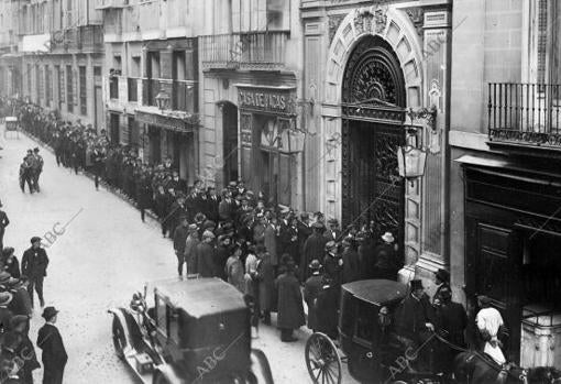 Madrid. A la puerta del Ateneo. El público que formó la cola desde las primeras horas de la mañana, para oír el discurso del Sr. Unamuno