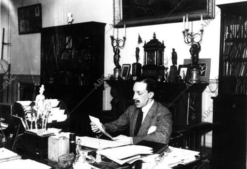 Alfonso XIII en su despacho en 1919