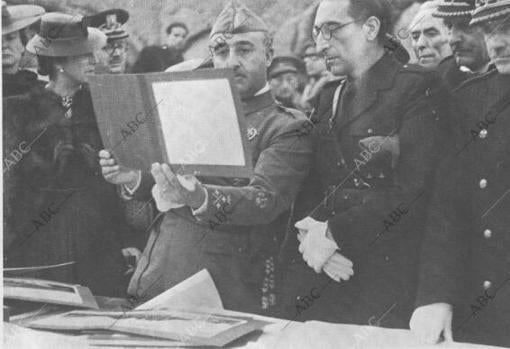 Franco revisa unos planos durante una de las visitas a las obras del Valle de los Caídos