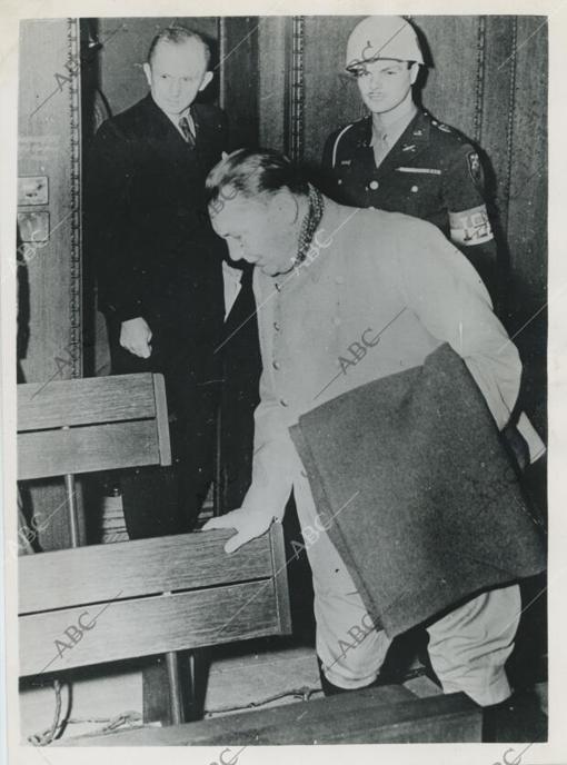 Goering llevando su manta para protegerse del frío en la Sala de Justicia