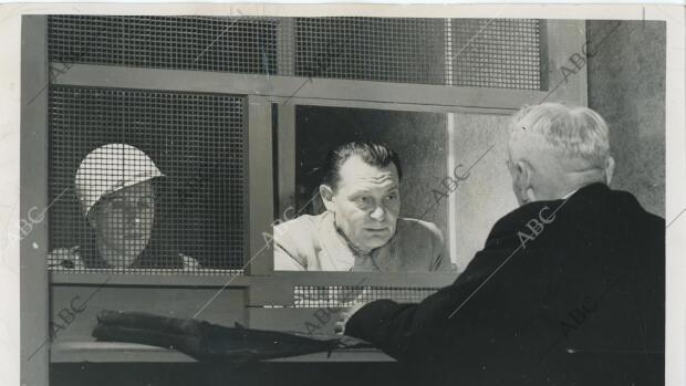 Nuremberg (Alemania), marzo de 1946. Proceso de Nuremberg. En la imagen, como cada tarde, el abogado de Herman Goering, doctor Otto Stehmer, discute con su defendido la sesión anterior y prepara la siguiente. Goering y su defensor leen las preguntas del fiscal y estudian las contestaciones