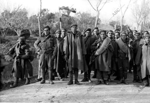 Soldados nacionales que avanzan por caminos catalanes