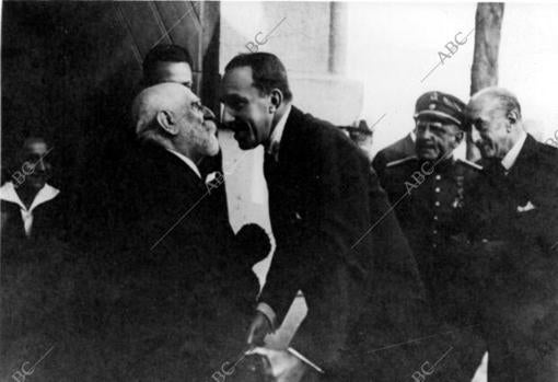 El rey Alfonso XIII saluda al insigne bacteriólogo Jaime Ferrán