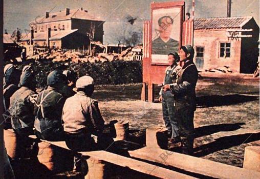 Diariamente, los campesinos, obreros, funcionarios e intelectuales eran adoctrinados en sus lugares de trabajo con máximas y pensamientos de Mao