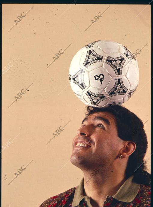 Maradona, durante la sesión de fotos en Sevilla
