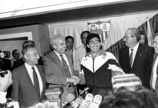Maradona ficha por el Sevilla en 1992