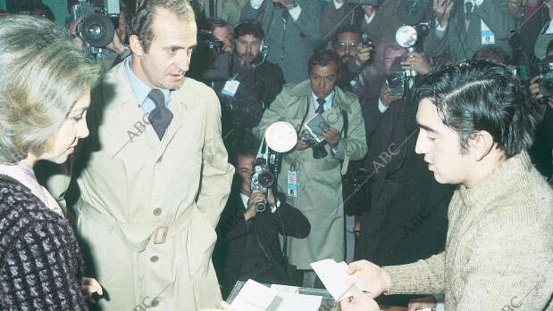 Madrid, 06/12/1978. Referéndum constitucional. El Rey Don Juan Carlos y la Reina Doña Sofia ejerciendo su derecho al voto