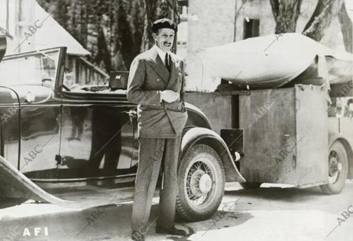 Don Alfonso XIII posa distendidamente en una fotografía tomada durante los primeros tiempos de su exilio