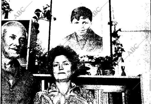 Panine, con su esposa Issa, en su apartamento de Sévres